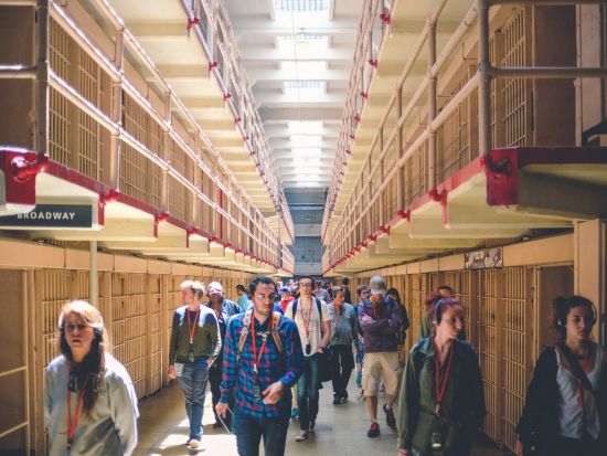 アルカトラズ島上陸＆サンフランシスコ市内 1日観光ツアー　ゴールデンゲートブリッジやチャイナタウンなど主要スポットをめぐる ＜英語ガイド＞