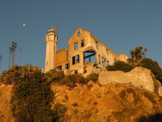 アルカトラズ島上陸＆サンフランシスコ市内 1日観光ツアー　ゴールデンゲートブリッジやチャイナタウンなど主要スポットをめぐる ＜英語ガイド＞