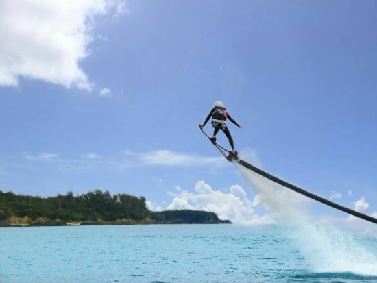 新感覚マリンスポーツ、ホバーボード！各種マリンスポーツを楽しめるお得なセットプランもあり＜名護市＞