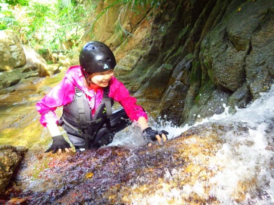 ジャングルリバートレッキング・滝つぼ遊び 石垣島で大冒険！＜1グループ貸切／市街地ホテル送迎付／石垣島＞by にじいろのさかな