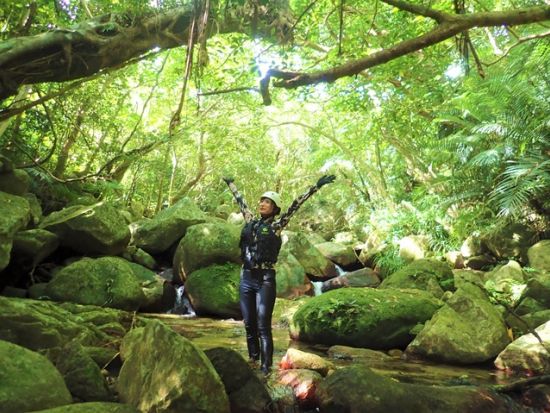 ジャングルリバートレッキング・滝つぼ遊び 石垣島で大冒険！＜1グループ貸切／市街地ホテル送迎付／石垣島＞by にじいろのさかな