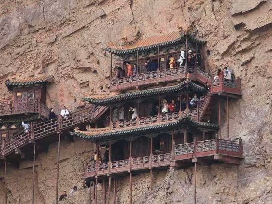 山西省大同市を巡る1日観光ツアー　世界遺産「雲崗石窟」＋断崖絶壁に建てられた寺院「懸空寺」＜貸切／本場の刀削麺ランチ／日本語ガイド／大同発＞