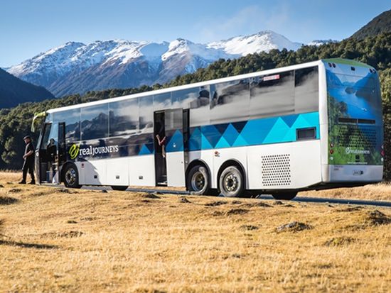 03_Coach_on_Milford_Road_-_afefcde8-188f-4830-972e-c8b636576099