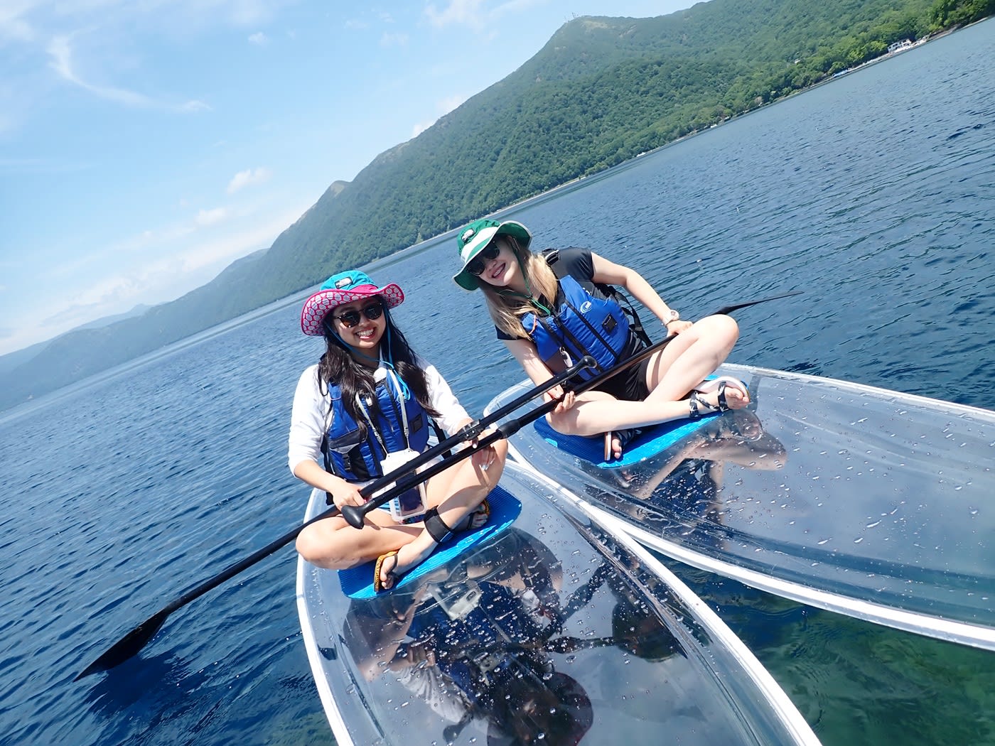 支笏湖クリアSUP 支笏湖ブルーを北海道初上陸の透明ボードでお手軽に体験！バスタオル付＜写真データ＆丸駒日帰り温泉半額券付／2時間＞byオーシャンデイズ  | ニセコ・支笏・洞爺・登別の観光&遊び・体験・レジャー専門予約サイト VELTRA(ベルトラ)