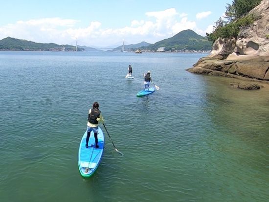 SUP (スタンドアップパドル) 体験　小さな洞窟など冒険心をくすぐる生名島を周遊　講習＆練習付きで初めての方でも安心＜午前・午後／生名島＞by Rakuoli