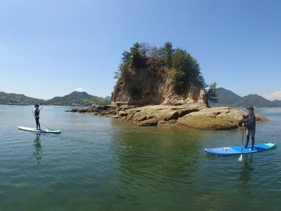 SUP (スタンドアップパドル) 体験　小さな洞窟など冒険心をくすぐる生名島を周遊　講習＆練習付きで初めての方でも安心＜午前・午後／生名島＞by Rakuoli
