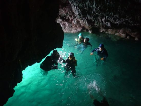 パンプキン鍾乳洞カヌーツアー　洞窟入口までカヌーで行く！1名から参加可能な少人数制でご案内＜3～11月催行／宮古島＞