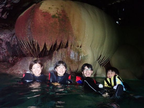 パンプキン鍾乳洞カヌーツアー　洞窟入口までカヌーで行く！1名から参加可能な少人数制でご案内＜3～11月催行／宮古島＞