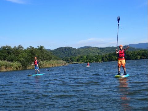 野花南湖（のかなん湖）SUP体験  ゆったり流れるのかなん湖は初心者でも安心！ ＜高校生以上参加OK／5月～10月／富良野市＞ byフライングドルフィンズ