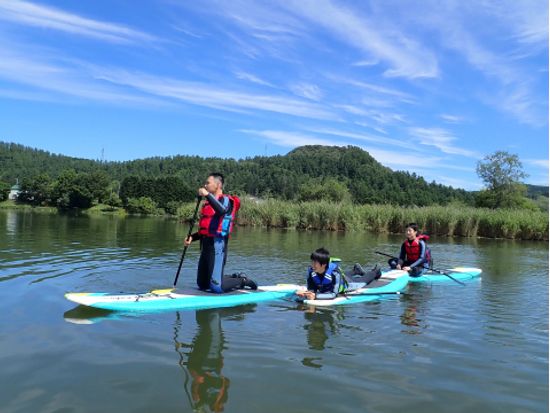 かなやま湖 SUP体験　夏は湖からラベンダーも見える♪のんびり楽しむ半日レイクSUP ＜13歳以上参加OK／4～10月／富良野市＞ byフライングドルフィンズ