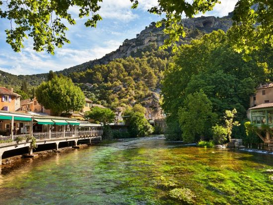 リュベロン地方 3つの村めぐり観光ツアー　ゴルド＆ルシヨン＆景勝地フォンテーヌ・ド・ヴォークリューズ ＜半日／日本語または英語ガイド／アヴィニョン発＞