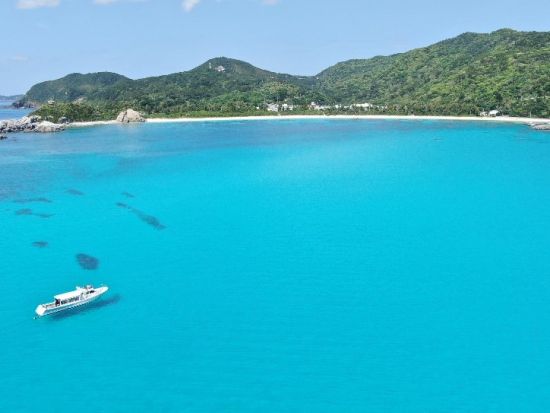 慶良間諸島 渡嘉敷島上陸 白い砂浜が美しい阿波連ビーチでのフリータイムとボートシュノーケルでケラマブルーの海を満喫＜1日／那覇発＞