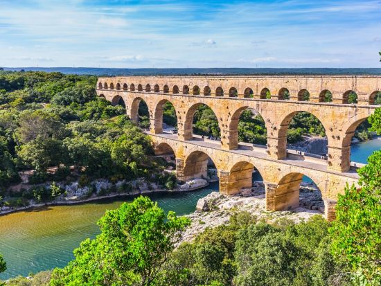 世界遺産ポン・デュ・ガールとローヌ地方ワインツアー　シャトーヌフ・デュ・パプ＆タヴェル ＜試飲付（2軒）／日本語または英語ガイド／アヴィニョン発＞