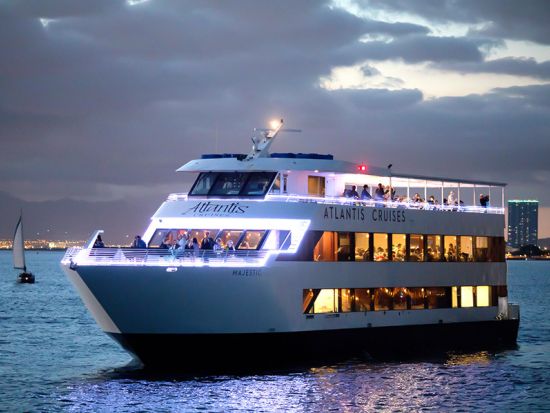 花火鑑賞クルーズ　マジェスティック号 　船上からワイキキの夜景と花火を満喫　ウエルカムドリンク1杯付き＜金曜日限定／アロハタワー・マーケットプレイス発＞