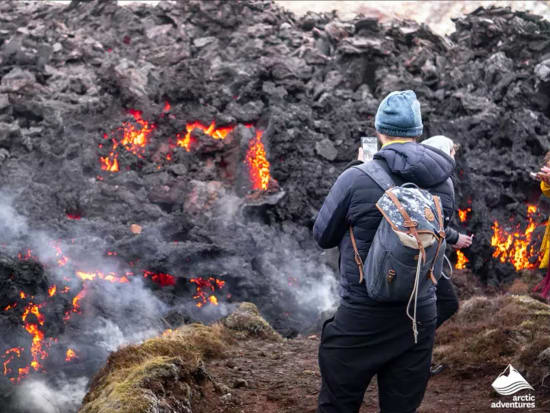 約800年ぶりに噴火 ファグラダルスフィヤル活火山見学ツアー 溶岩や噴火口を間近で見る貴重な体験 英語ガイド レイキャヴィーク発 アイスランド アイスランド 旅行の観光 オプショナルツアー予約 Veltra ベルトラ