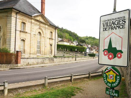 ラ・ロシュ・ギオン村3「フラ_ンスで最も美しい村の一つ」の_認定パネル