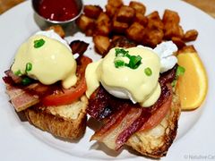 Eggs-Benedict-Brunch