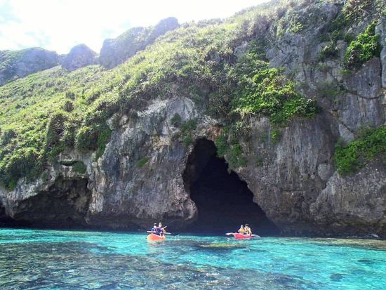 宮古島で唯一の体験！ 青の洞窟グラスボート周遊＋大龍門カヌーツアー　高さ約20m！龍神の巨大洞窟を目指そう＜1.5時間／伊良部島＞
