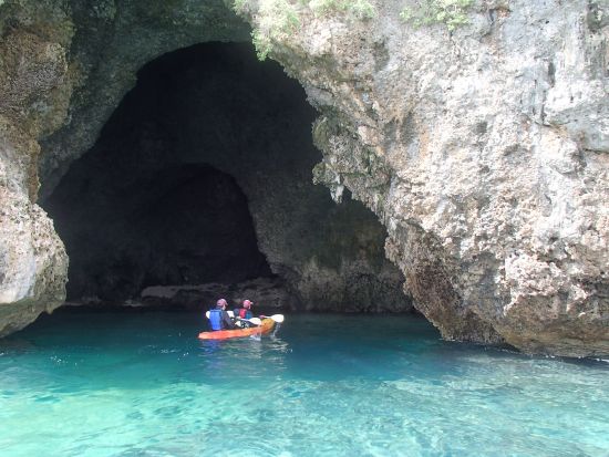 宮古島で唯一の体験！ 青の洞窟グラスボート周遊＋大龍門カヌーツアー　高さ約20m！龍神の巨大洞窟を目指そう＜1.5時間／伊良部島＞