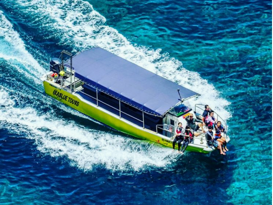 宮古島で唯一の体験！ 青の洞窟グラスボート周遊＋大龍門カヌーツアー　高さ約20m！龍神の巨大洞窟を目指そう＜1.5時間／伊良部島＞