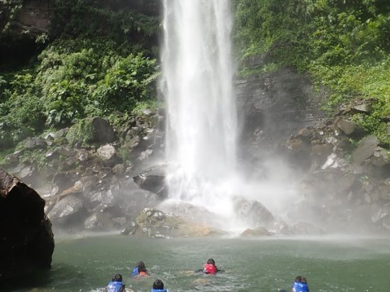 西表島マングローブカヤックツアー+洞窟探検ツアー　滝つぼでの昼食や暑い日はクールダウンで泳いでもOK＜昼食付き／送迎選択可／西表島発＞