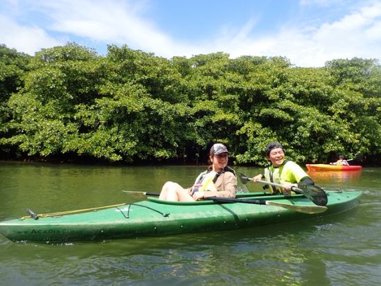 西表島マングローブカヤックツアー+洞窟探検ツアー　滝つぼでの昼食や暑い日はクールダウンで泳いでもOK＜昼食付き／送迎選択可／西表島発＞