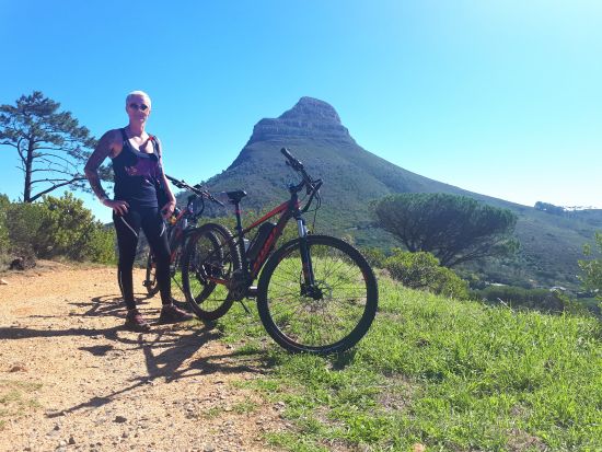 テーブルマウンテンを電動マウンテンバイクでサイクリング　初心者にもおすすめ！＜混載／英語／ケープタウン発＞