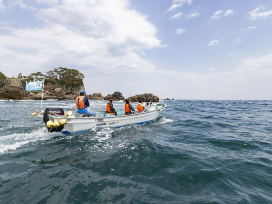 サッパ船アドベンチャーズ  ベテラン漁師が北山崎の絶景をご案内！真下から仰ぎ見る高さ200ｍの絶壁遊覧クルージング＜ガイド付き／田野畑村＞