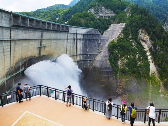 【毎日催行】黒部ダム日帰り観光ツアー 自由時間は最大3時間！日本一の高さで有名な黒部ダムで期間限定の観光放水も見学可能＜4月下旬～11月／長野 安曇野市発着＞