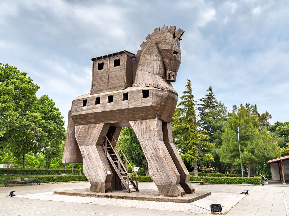 歴史ある戦場の大地 トロイ＆ゲリボル1泊2日ツアー ＜貸切／食事付き