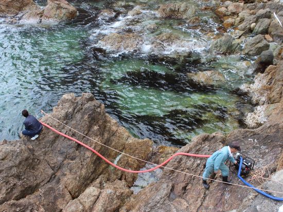 三陸海岸 北山崎番屋の天然塩づくり体験　漁師の小屋で、薪をくべ、海水を煮つめ…。伝統的な製法を体験しよう！く小学生以上／1時間／田野畑村＞by番屋エコツーリズム