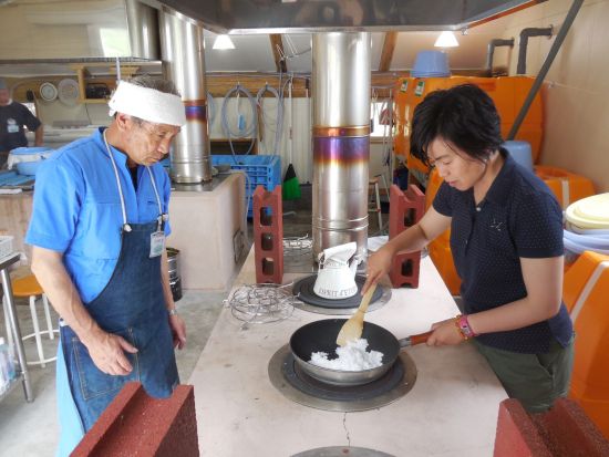 三陸海岸 北山崎番屋の天然塩づくり体験　漁師の小屋で、薪をくべ、海水を煮つめ…。伝統的な製法を体験しよう！く小学生以上／1時間／田野畑村＞by番屋エコツーリズム