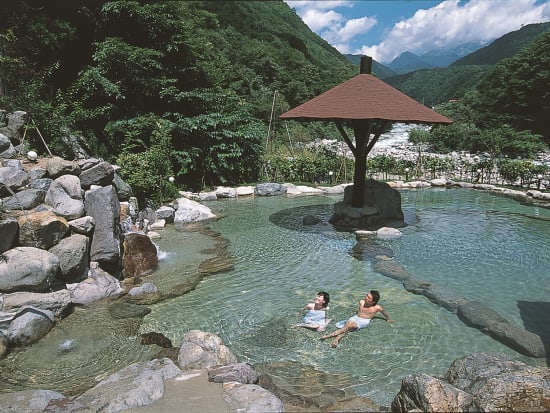 世界遺産白川郷 奥飛騨高山1泊2日観光ツアー 新穂高温泉 山のホテル宿泊 白川郷 新穂高ロープウェイ 金沢近江町市場 2食付き 貸切 大阪発着 大阪の観光 遊び 体験 レジャー専門予約サイト Veltra ベルトラ