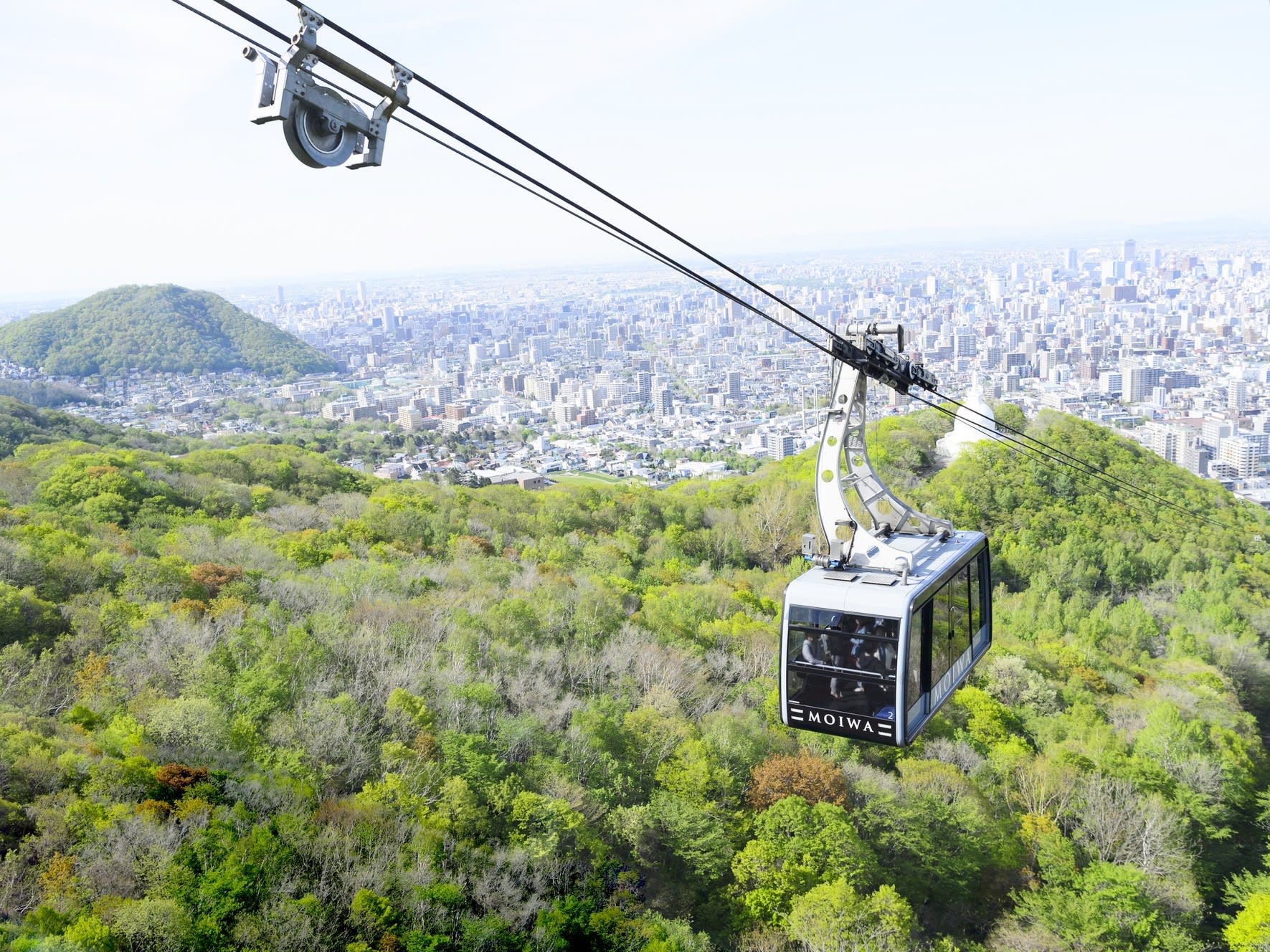 札幌もいわ山ロープウェイ・ ミニケーブルカー往復乗車券 通常よりも210円お得！ 日本新三大夜景に選ばれた街を一望 VELTRAだけのお得な昼割も！＜ 札幌市＞ | 札幌近郊の観光&遊び・体験・レジャー専門予約サイト VELTRA(ベルトラ)