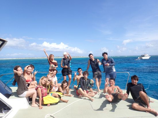 慶良間クルーザーチャーター　大型カタマラン船「NEWS壱号」で貸切クルーズ！BBQ＆マリンスポーツオプションあり＜3～6時間／40名／那覇発＞