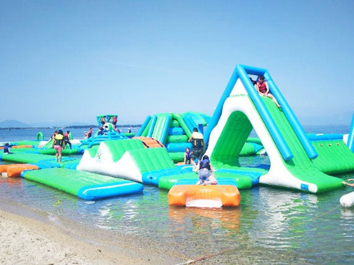 アドベンチャーウォーターパーク 琵琶湖白ひげビーチで水上