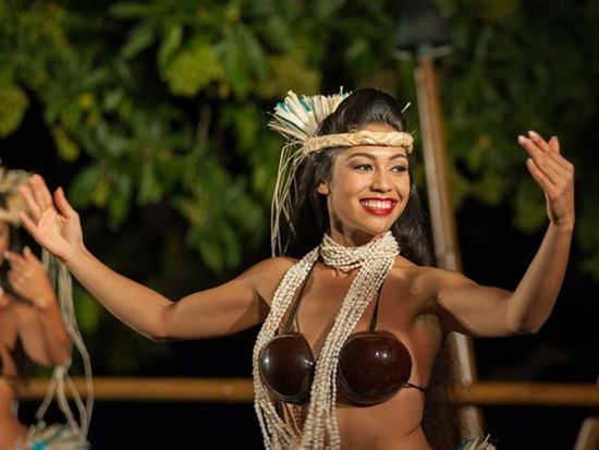 伝統ルアウ＆フラ・ハワイアンショー　ボイジャーズ・オブ・ザ・パシフィック（ロイヤルコナリゾート内）＜月・火・水・金催行／ブッフェ夕食／飲み放題／シェルレイ付＞