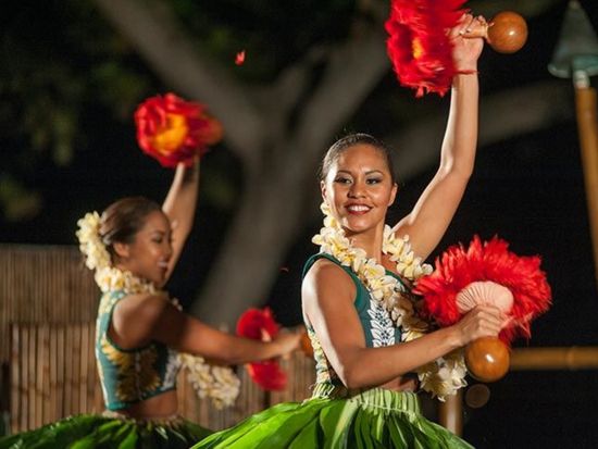 伝統ルアウ＆フラ・ハワイアンショー　ボイジャーズ・オブ・ザ・パシフィック（ロイヤルコナリゾート内）＜月・火・水・金催行／ブッフェ夕食／飲み放題／シェルレイ付＞