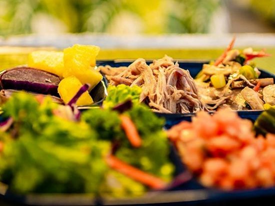 伝統ルアウ＆フラ・ハワイアンショー　ボイジャーズ・オブ・ザ・パシフィック（ロイヤルコナリゾート内）＜月・火・水・金催行／ブッフェ夕食／飲み放題／シェルレイ付＞