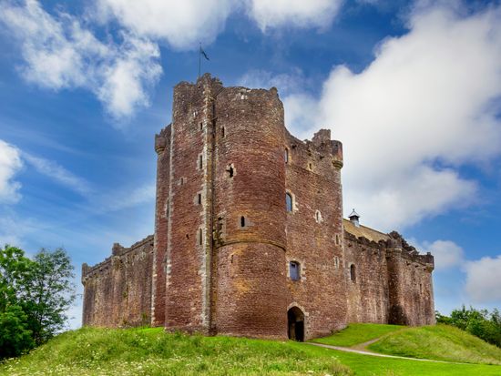 pixta_75397946_M_Doune Castle