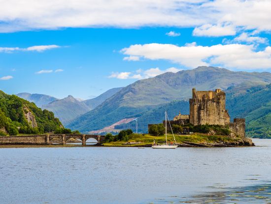 pixta_54752533_M_Eilean Donan Castle