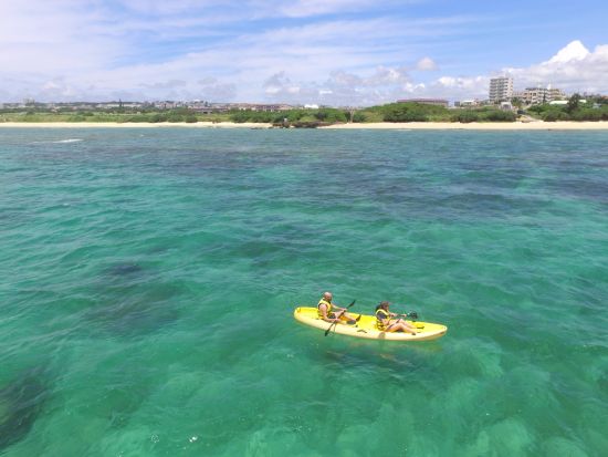 シーカヤックツアー　ドローン撮影プランあり！青の洞窟シュノーケルセットも選択可！経験豊富なガイドと行く遊び心満点ツアー＜写真無料／読谷村発＞