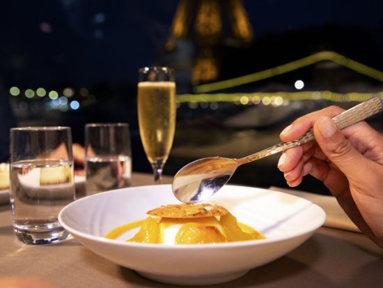 セーヌ川ディナークルーズ　バトーパリジャン　窓際席プラン＆誕生日プランあり ＜18:15または20:30発／3コースディナー＞