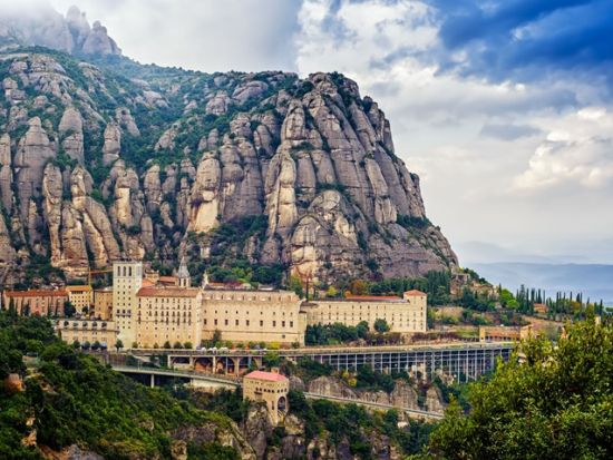 モンセラット＆世界遺産コロニア・グエル 1日観光ツアー 少年聖歌隊コーラス鑑賞付き＜列車利用／日本語／バルセロナ発＞