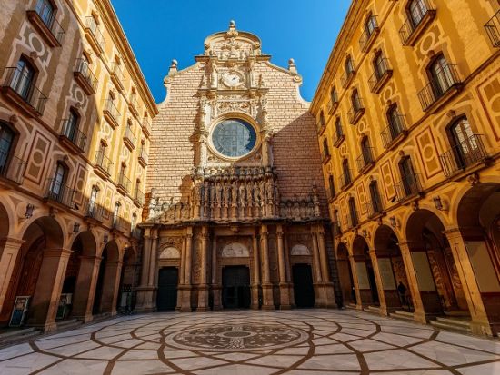 モンセラット＆世界遺産コロニア・グエル 1日観光ツアー 少年聖歌隊コーラス鑑賞付き＜列車利用／日本語／バルセロナ発＞