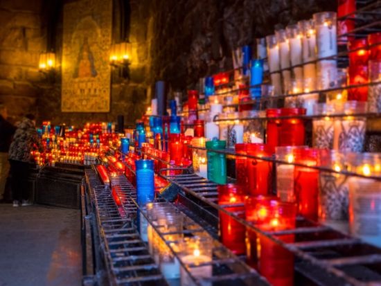 モンセラット＆世界遺産コロニア・グエル 1日観光ツアー 少年聖歌隊コーラス鑑賞付き＜列車利用／日本語／バルセロナ発＞