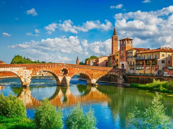 乗り降り自由！ヴェローナ"Hop-on Hop-off"観光バスチケット＜3～10月／24時間パス／日本語オーディオガイド／ヴェローナ発＞