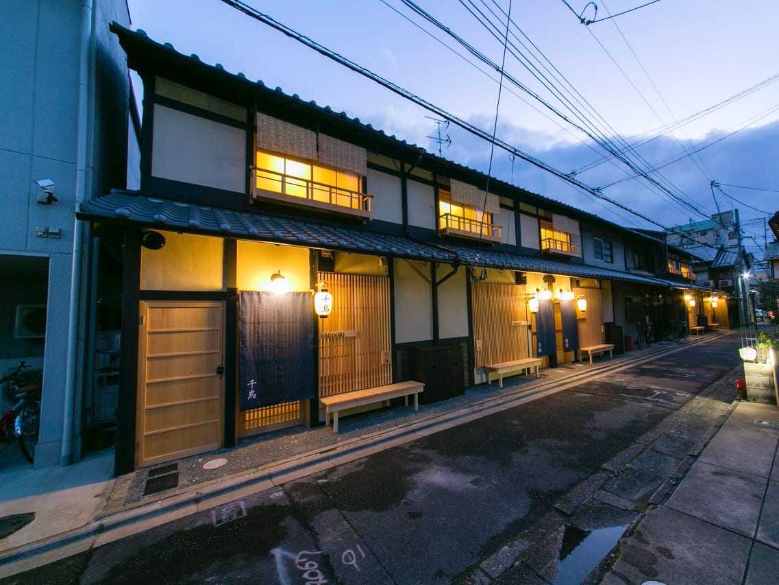 京都一軒町家 1泊2日 さと居 七条壬生 香雪（KOSETSU）昔ながらの長屋で町家暮らしを体験 檜風呂付き＜5名様まで宿泊可／七条壬生＞by 立志社  | 京都の観光&遊び・体験・レジャー専門予約サイト VELTRA(ベルトラ)