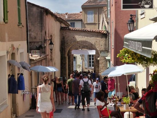 サン・トロペ＋ポート・グリモー 終日ツアー　セレブ御用達ビーチでたっぷり2時間の自由行動＜英語／ニース発＞