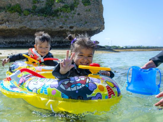 海ピクニック＆シュノーケルツアー 2歳からOK！お子様の海デビュー に最適！エサあげ体験付き＜恩納村＞ by サマーリゾート沖縄